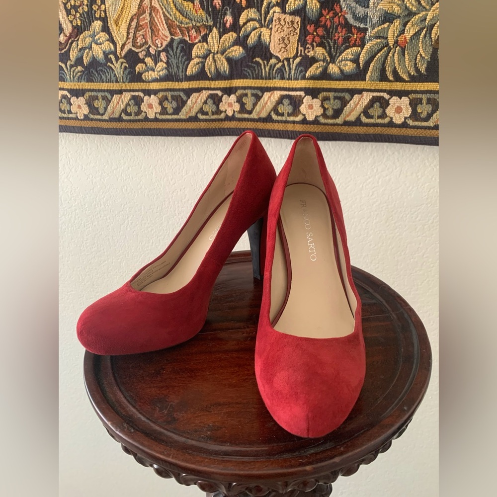 Burgundy Franco Sarto, nine medium leather pumps.